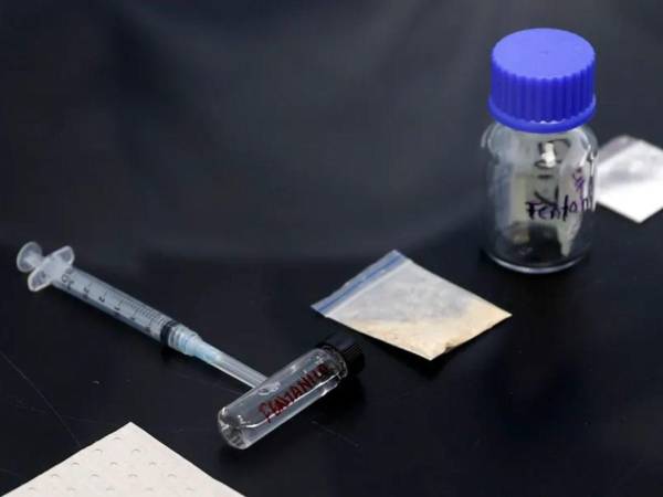 Un ciudadano chino y un hombre de Las Vegas fueron acusados formalmente por las autoridades federales de Estados Unidos de participar en una red dedicada a importar protonitazeno, un potente opioide sintético, para producir y distribuir píldoras falsificadas en el país.