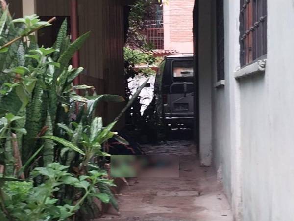 El estudiante quedó en la acera de una vivienda de bloques en la colonia San Ángel.