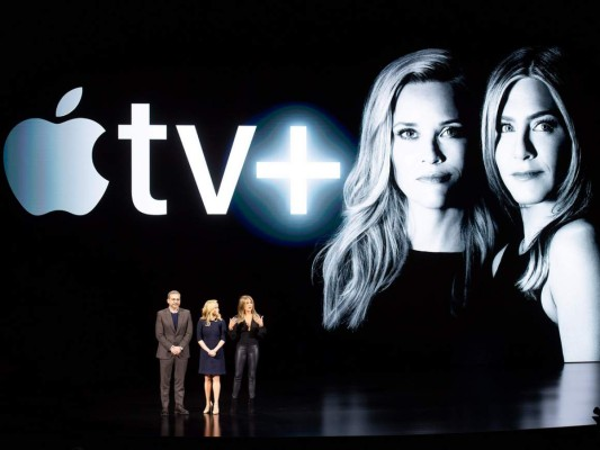 Los actores Steve Carell, Reese Witherspoon y Jennifer Aniston hablan durante un evento de lanzamiento de Apple TV + en la sede de Apple, en Cupertino, California. Foto: Agencia AFP.
