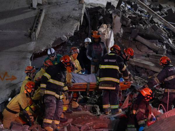 Dos muertos y cuatro desaparecidos fue el saldo que dejó el colapso de un edificio en construcción en Brasil.
