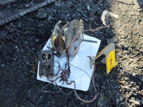 La principal línea de investigación sobre el incendio que dejó seis miembros de una familia fallecidos en la colonia Los Bordos de Esquipulas, en San Pedro Sula, apunta a que un posible cortocircuito en un ventilador habría originado las llamas. Aquí los detalles: