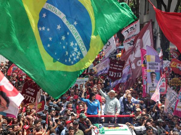 Un masivo acto de cierre de campaña se vivió este día en São Paulo. El candidato de izquierda Luiz Inácio Lula da Silva se rodeó de un mar rojo. Aquí las imágenes del cierre.