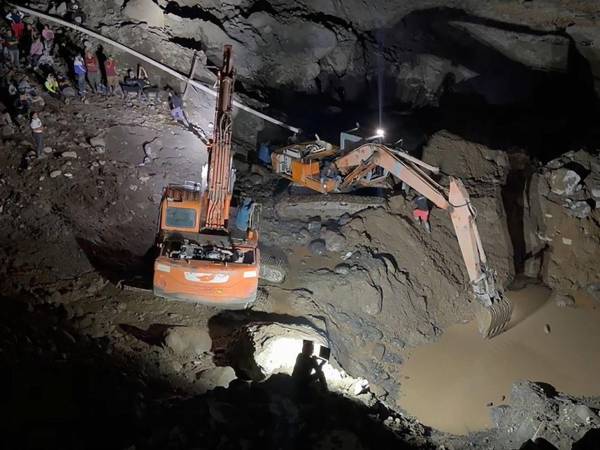 Con maquinaria realizan el rescate de los cuerpos.