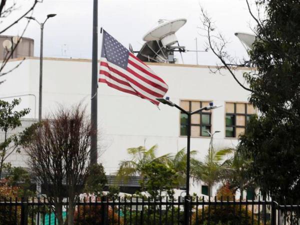 Fotografía de la embajada de los Estados Unidos este domingo en Bogotá (Colombia). La imposición de aranceles del 25 % a Colombia, anunciada por el presidente estadounidense, Donald Trump.