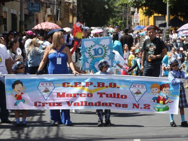 Varias escuelas salieron a las calles de Comayagüela para rendir honor a la patria. Aquí las imágenes de algunos de los centros que participaron de los desfiles.