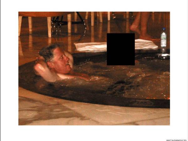 En una de las imágenes difundidas por el Departamento de Justicia (DOJ), Clinton aparece relajado en un jacuzzi, con los brazos detrás de la cabeza, acompañado por otra persona cuyo rostro fue censurado.