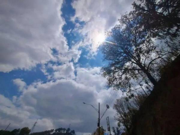 El meteorólogo añadió que se esperan precipitaciones débiles aisladas en la región oriental y sectores del norte y noroccidente.