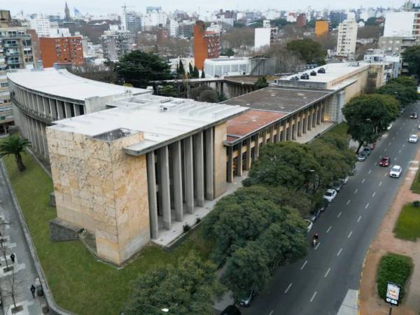 El pasado martes, una joven de diecinueve años fue apuñalada por un compañero en la Facultad de Medicina de la Udelar.
