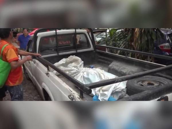 El cadáver del hombre fue trasladado hasta la casa de sus parientes para realizar sus honras fúnebres.