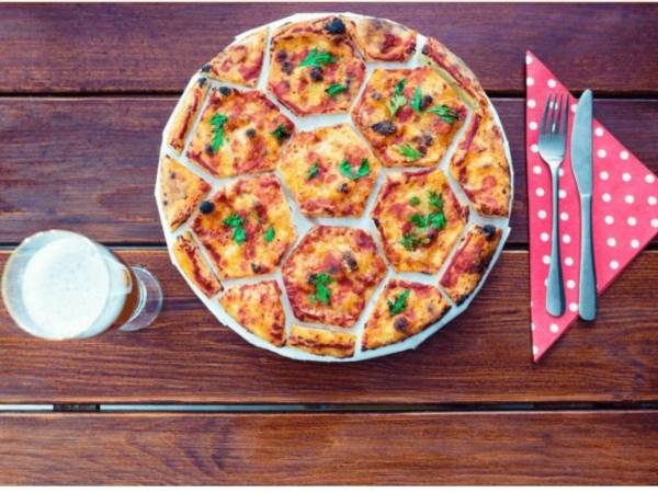 Una deliciosa Futbol pizza es una opción diferente y creativa de comer pizza para disfrutar en familia.
