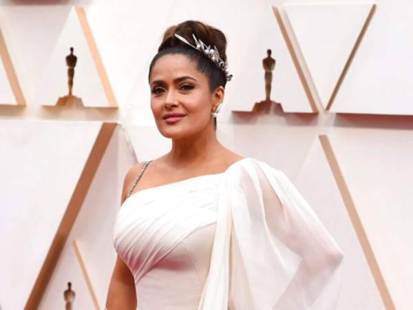 Salma Hayek usó un vestido blanco, estilo griego, que desencantó a los críticos de la moda en la entrega de los premios Oscar 2020. Fotos: Agencia AFP.