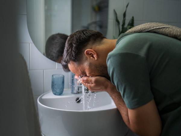 Cambiar la toalla de rostro cada tres o cuatro días evita la acumulación de bacterias que pueden agravar el acné en la piel masculina.