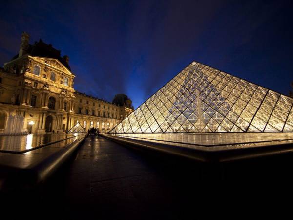 Un grupo de ladrones robó esta mañana en solo siete minutos unas joyas en la galería Apolo del Museo del Louvre que tienen un valor patrimonial e histórico incalculable, señaló el ministro francés del Interior, Laurent Núnez.