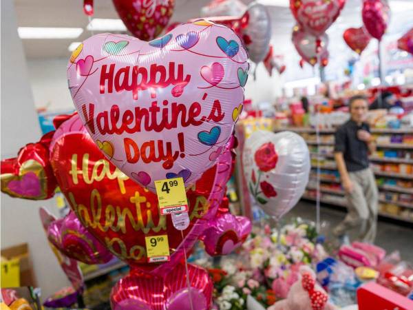 Cuando todavía se están retirando los adornos de Navidad, los escaparates de Nueva York ya están llenos de corazones, cupidos y decoraciones en tonos rojos y rosas que recuerdan a los estadounidenses que deben pensar en su regalo de San Valentín.