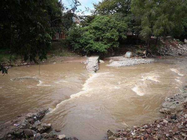 Aunque los embalses capitalinos están rebasados, barrios y colonias de Tegucigalpa denuncian que llevan más de ocho días sin agua por una ruptura en la línea principal.