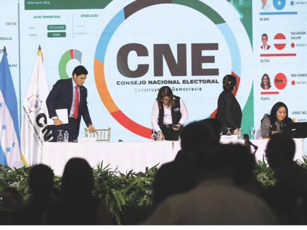 Tras cumplirse más de doce horas luego de la transmisión, la presidenta del CNE informó que se concluyó con la TREP.