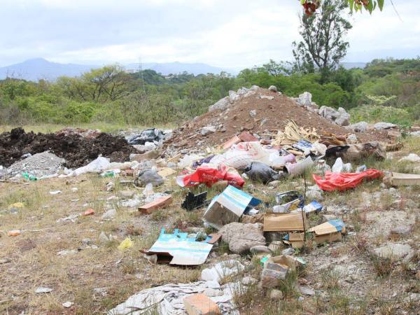 El entorno de Los Laureles enfrenta una nueva amenaza: basura, muebles y desperdicios de construcción son arrojados junto a la vía hacia Nueva Aldea.