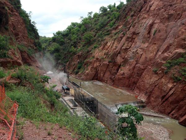 Con un avance aproximado del 53%, la represa San José continúa en construcción en la aldea El Tablón y proyecta beneficiar a más de 300 mil capitalinos.