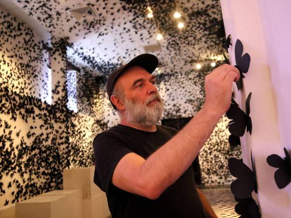 Aunque asegura no estar peleado con las formas lineales, Carlos Amorales apuesta por la experiencia en vivo y la autorreflexión por medio del arte.