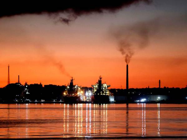 La crisis energética cubana se explica por la conjunción de un factor estructural, -un sistema energético profundamente obsoleto— y un elemento coyuntural: el bloqueo petrolero de EE.UU.