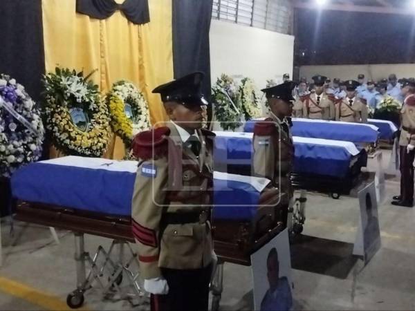 El ambiente dentro de las instalaciones de la Dirección Policial Anti Maras y Pandillas Contra el Crimen Organizado (Dipampco) en Tegucigalpa está marcado por el silencio, el llanto y las despedidas frente a los ataúdes de los cinco agentes abatidos en la masacre registrada en Corinto, Omoa, Cortés.