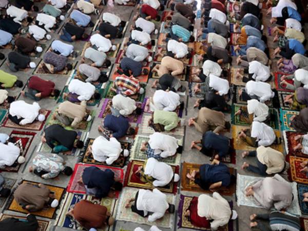 Entre la salida y la puesta de sol del noveno mes del calendario lunar islámico, los creyentes se comprometen a guardar ayuno y entregarse a la reflexión.