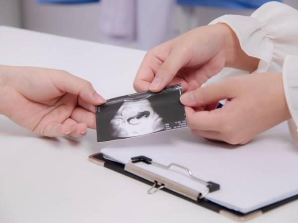 Ante la sospecha de embarazo, la recomendación habitual es realizar una prueba después de un retraso menstrual.