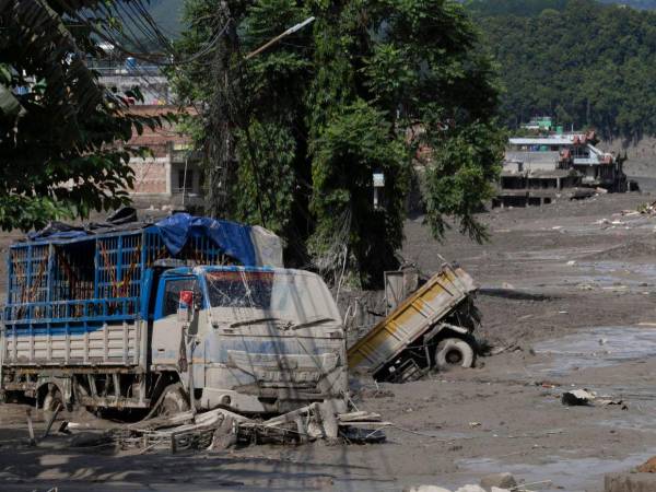 Los equipos detectaron un lago formado por el represamiento natural del agua cerca del paso fronterizo con Nepal.