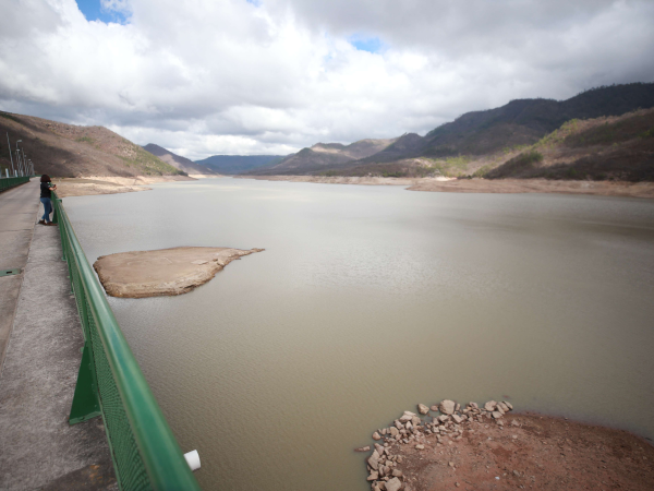 La planta generadora de energía ubicada en la represa La Concepción tiene una capacidad de 0.3 MWh, mientras que la fuente superficial de El Picacho produce 0.2 megavatios.