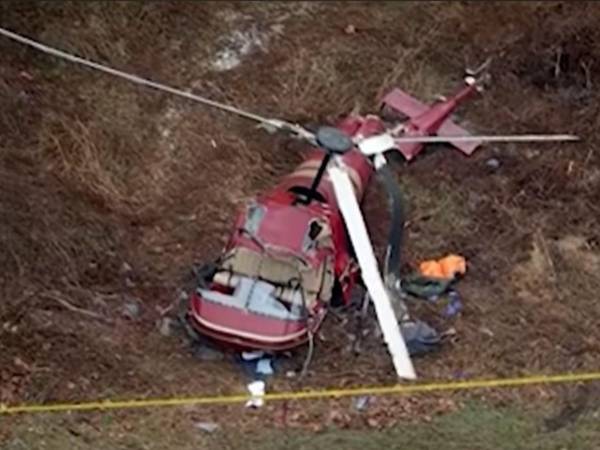 Equipos de emergencia trabajan en la zona donde cayó uno de los helicópteros tras la colisión aérea cerca del aeropuerto de Hammonton, en Nueva Jersey.
