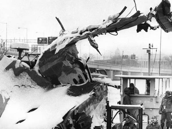 La ciudad de Washington experimenta una nueva tragedia aérea, cerca del aeropuerto nacional Ronald Reagan y el río Potomac, similar a la ocurrida en 1982, cuando 74 personas murieron en las gélidas aguas. Lo que se recuerda de esa tragedia.