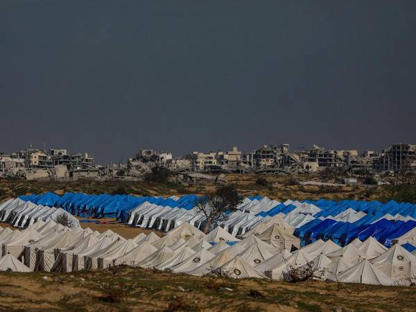Palestinos preparan un campamento para albergar a familias palestinas desplazadas en la zona de Netzarim, ubicada entre la parte sur de la ciudad de Gaza y la franja central de Gaza, en medio de un alto el fuego entre Israel y Hamás. Alrededor de 1.9 millones de personas en Gaza, casi el 90 por ciento de la población, han sido desplazadas desde que comenzó el conflicto entre Israel y Hamás en octubre de 2023, según la ONU.