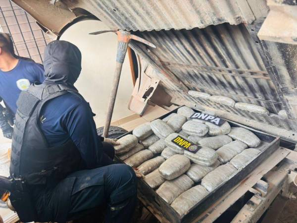 La droga estaba escondida en la parte de abajo de una pick-up.