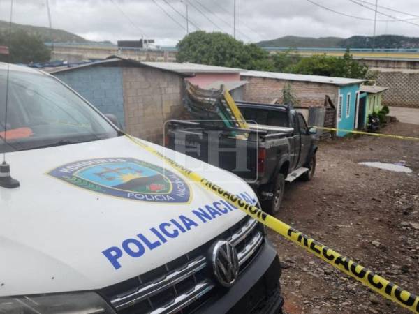 Agentes policiales realizaron las primeras investigaciones en la colonia Divino Paraíso, donde un hombre fue atacado a balazos mientras conducía un vehículo.