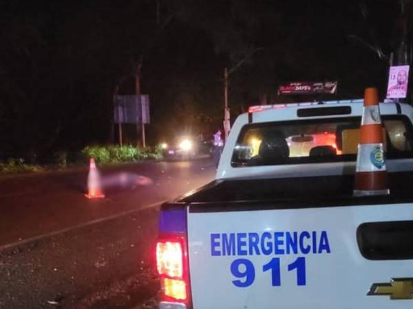 El cuerpo del hombre fallecido quedó en medio de la calle.