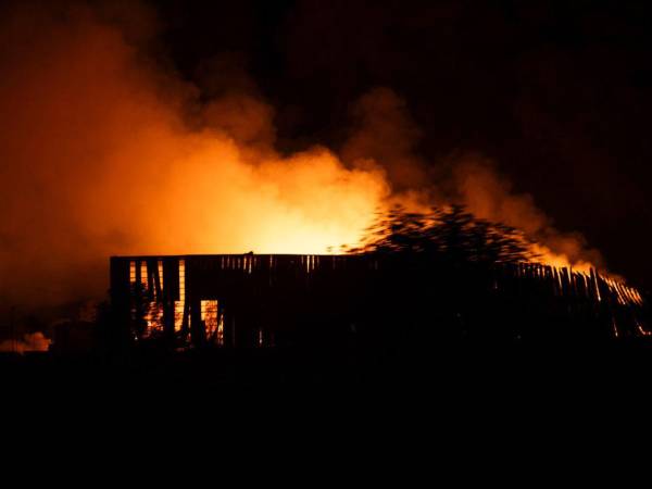 En el polígono industrial del municipio de Ezeiza, en Buenos Aires, Argentina, se registró una explosión que generó llamas de hasta 20 metros y dejó al menos 15 heridos leves. Los detalles en la siguiente galería.