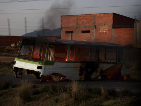 La Defensoría del Pueblo de Bolivia informó este sábado que la operación militar y policial para intentar desbloquear carreteras en el departamento de La Paz y los posteriores enfrentamientos entre manifestantes y agentes dejaron 47 personas detenidas y cinco heridas. Aquí las imágenes de la crisis que vive el país sudamericano.