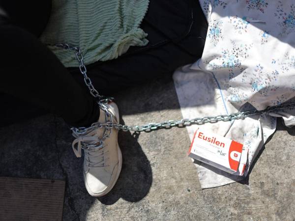 Una mujer permanece encadenada durante una huelga de hambre por los presos políticos este sábado, frente al centro penitenciario Zona 7 en Caracas, Venezuela. Familiares de presos políticos en Venezuela se unieron a una huelga de hambre iniciada por los detenidos, tras la liberación de 17 personas, incluidos sindicalistas y dos jóvenes con autismo. Aquí las imágenes de la actividad.