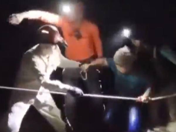 Bomberos de Gracias, Lempira, rescataron a turistas atrapados por la crecida del río Arcagual en el Parque Nacional Montaña de Celaque.