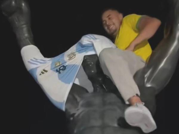 La camiseta argentina fue colocada en la emblemática estatua, sin embargo, el aficionado también vestía la camiseta de su selección