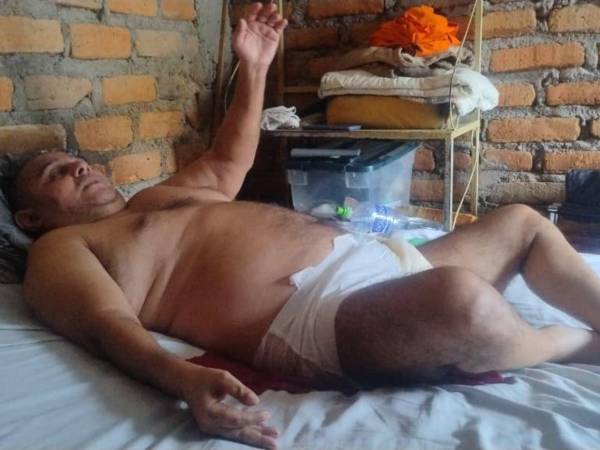 11 años de quedar cuadripléjico, Fernando Pacheco necesita apoyo. Su hija Mendris recibe donaciones en el 9905-5896.