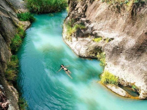 Grandes pozas de aguas azules, como un verdadero paraíso, es lo que ofrece Nueva Armenia, un pequeño municipio ubicado en el extremo sur de Francisco Morazán. Para llegar, hay que tomar la carretera al sur y, en Sabanagrande, tomar el desvío hacia el municipio. Desde Tegucigalpa, el recorrido es de aproximadamente 65 kilómetros.