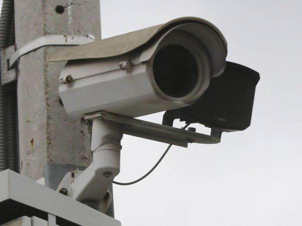 Agentes de la Policía Nacional detuvieron a tres individuos que intentaban desinstalar cámaras del sistema 911 en Tegucigalpa.