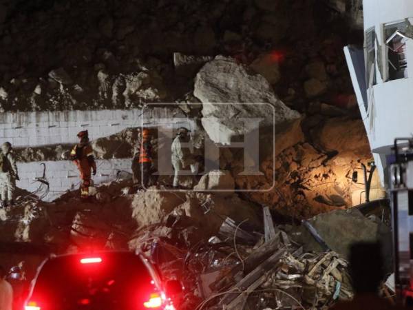 Bajo la oscuridad de la noche y tras más de 40 horas de trabajo ininterrumpido, socorristas finalmente encontraron el cuerpo de Karen Ordóñez Girón en la zona del derrumbe del Anillo Periférico.
