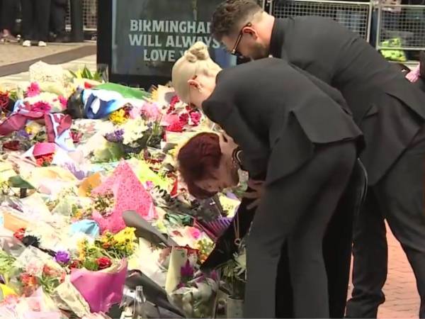 Momento en que Sharon se quebrantó tras depositar una rosa morada donde se realiza un tributo a Ozzy Osbourne.