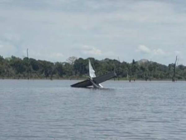 El bimotor, de modelo Beechcraft 58 Baron, intentó hacer un acuatizaje.