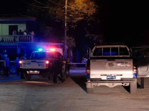 Varias patrullas de la Policía Nacional llegaron hasta el sector de La Pradera, donde se registró el crimen.