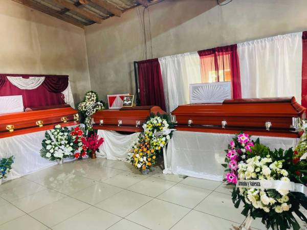 Familiares y habitantes de la comunidad de Arimis, en Juticalpa, se encuentran sumidos en el dolor durante el velorio de tres de las cuatro víctimas mortales del fatal accidente registrado recientemente en el kilómetro 7 de la carretera a Olancho.