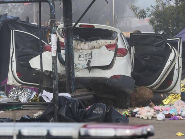 Un cabo de la infantería de marina de Chile, que estaba fuera de servicio, embistió este domingo su vehículo contra una feria callejera en la ciudad de Viña del Mar, en un hecho que dejó seis muertos y múltiples heridos, confirmó la Armada en un comunicado. Aquí las imágenes de la tragedia.