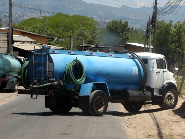 El barril de agua alcanza hasta 80 lempiras en colonias de Tegucigalpa y Comayagüela sin red, afectando a cientos de familias que dependen de cisternas privadas.